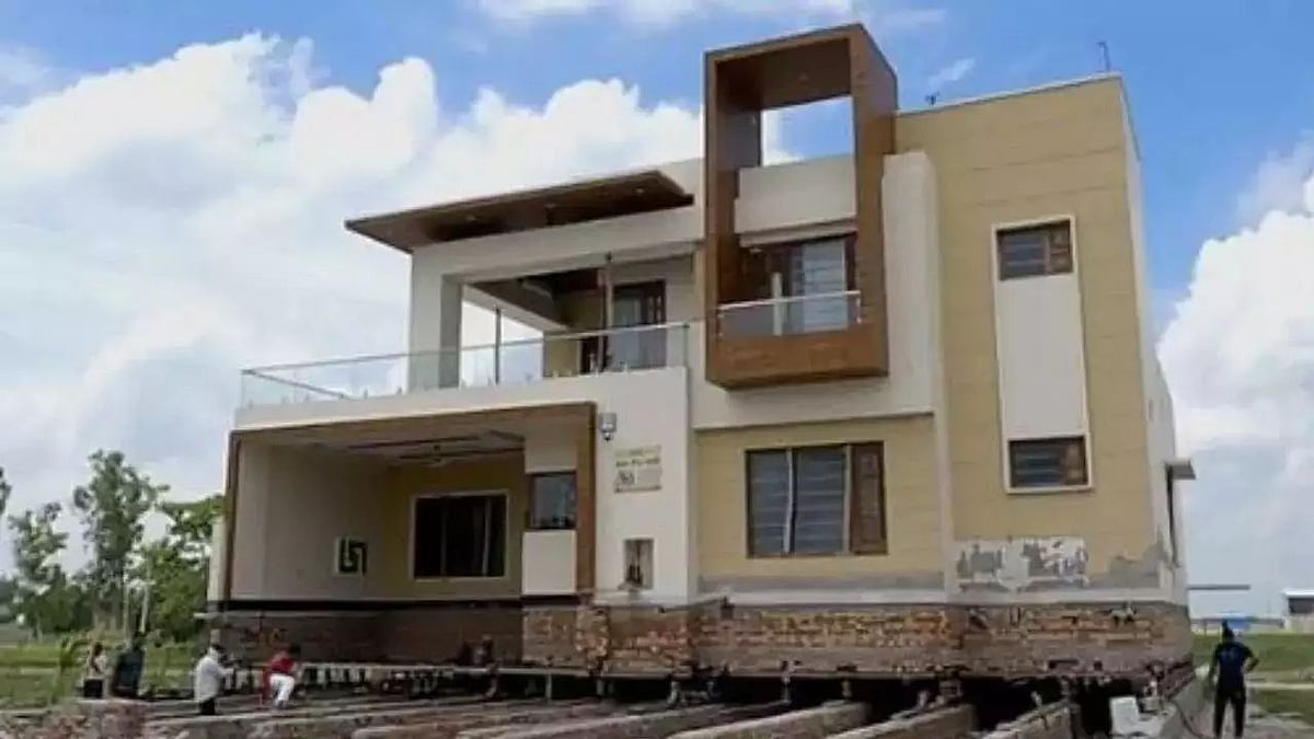 விரைவுச் சாலை அமைப்பதற்காக  500 அடி வீட்டை தள்ளி வைத்த நபர்..  ஆசையாக கட்டிய கனவு வீட்டிற்கு வந்த சோதனை!