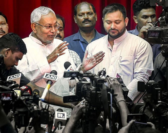 பீகார் அரசியல் திருப்பம்.. இப்போது நாடாளுமன்ற தேர்தல் நடந்தால் பாஜக பலவீனமாகும்.. இந்தியா டுடே கணிப்பு !