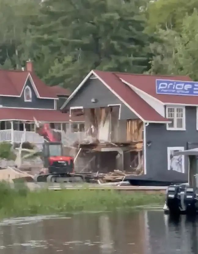 கிரேன் கொண்டு OWNER வீட்டை இடித்த ஊழியர்.. அப்படி என்ன கொடுமை செய்தார் அந்த OWNER ?