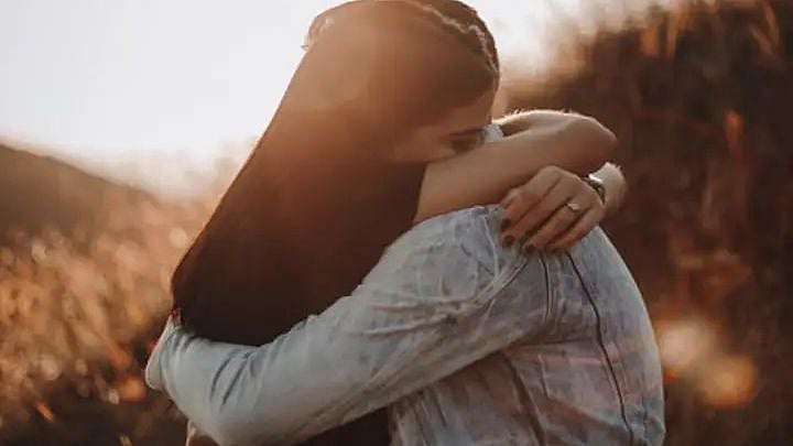 கட்டிப்பிடி வைத்தியத்தில் உடைந்த எலும்புகள்.. உடன் வேலை செய்யும் ஊழியர் மீது பெண் பகிரங்க புகார் !