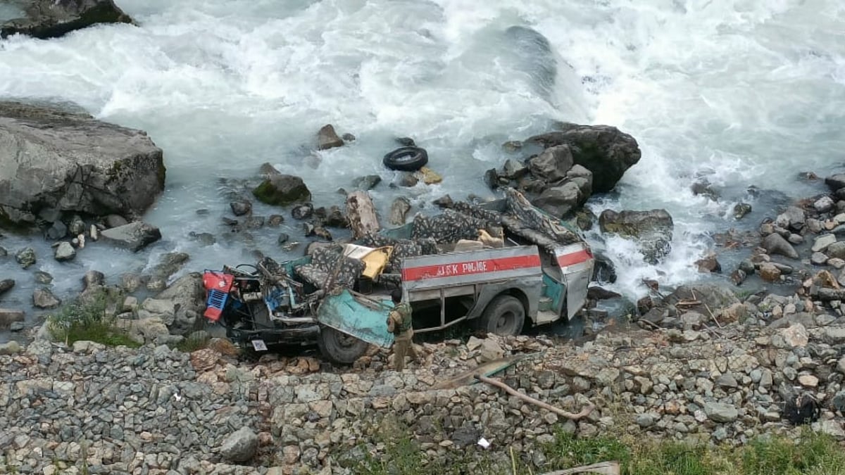 ஆற்றில் கவிழ்ந்த ராணுவ பேருந்து.. 6 வீரர்கள் பலி: 30 பேர் படுகாயம்: விபத்திற்கு காரணம் என்ன?