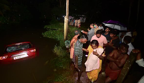 Google Map-ல் நடந்த பரிதாபம்.. ஓடைக்குள் இறங்கிய கார்: அலறியடித்த குடும்பம்!