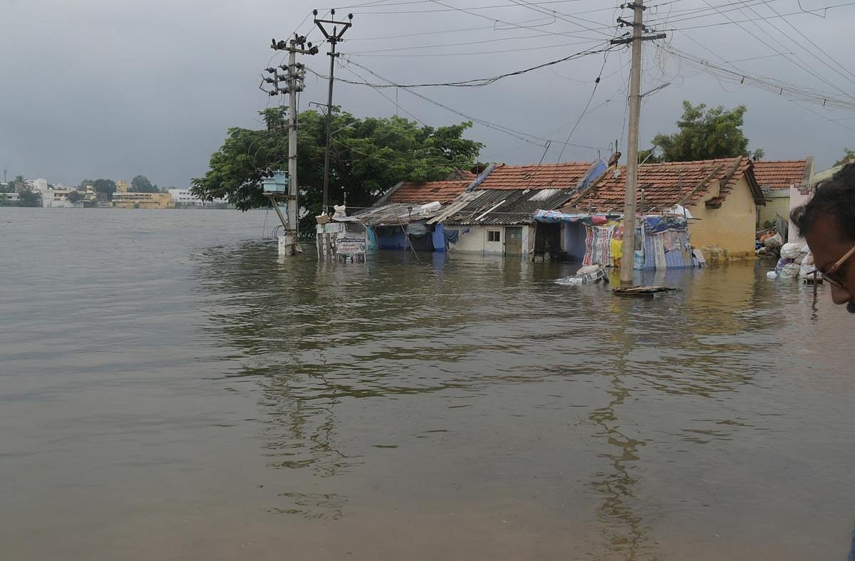 "வீட்டுக்குள்ள தண்ணி போய்டுச்சா.. உணவு, மருந்துலாம் கிடைக்குதா?" - மக்களிடம் குறைகளை கேட்டறிந்த முதல்வர்!