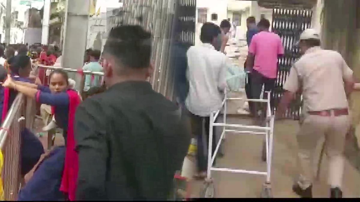 பக்தியின் உச்சக்கட்டம் : கோயில் கூட்ட நேரிசலில் சிக்கி 3 பேர் பரிதாப பலி.. அதிகாலையிலே அரங்கேறிய சோகம் !