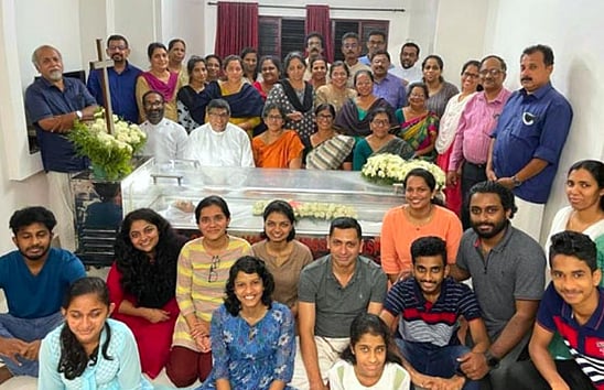 "மகிழ்ச்சியோடு வழியனுப்புகிறோம்" : இறந்தவருடன் சிரித்தபடி புகைப்படம் எடுத்த உறவினர்கள் !