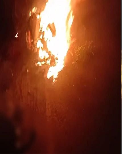 திடீரென்று பற்றி எரிந்த பைக்.. சம்பவ இடத்திலேயே முதியவர் உடல் கருகி பரிதாப பலி !