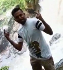 கேமராவுக்கு போஸ் கொடுத்தபோது அருவியில் விழுந்த இளைஞர்.. நண்பர்கள் கண்முன்னே நடந்த விபரீதம்!