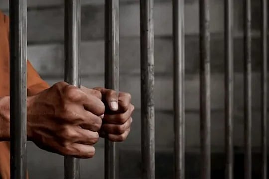 எழுத்து பிழை: 2 வருடமாக சிறையில் வாடும் நைஜிரீயர்.. ரூ.2 லட்சம் இழப்பீடு வழங்க மராட்டிய அரசுக்கு உத்தரவு!