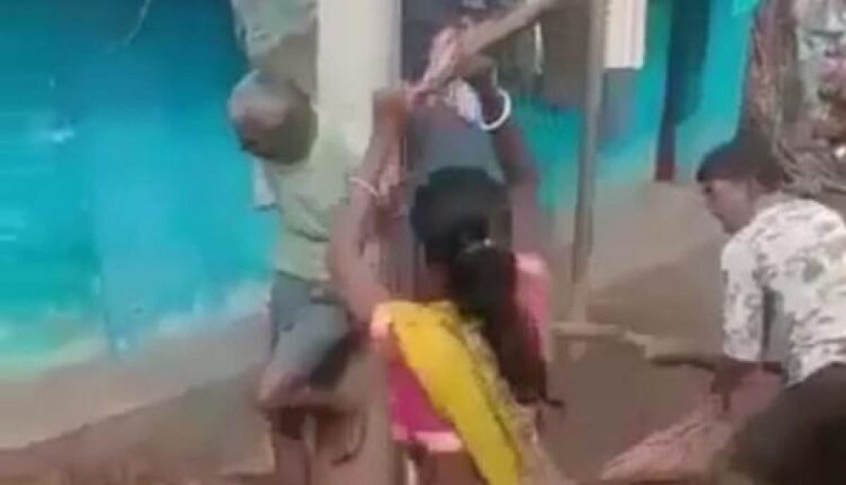 கம்பத்தில் கட்டி முதியவரைக் கட்டையால் அடித்துக் கொன்ற குடும்பம்.. ஒடிசாவில் கொடூரம்!