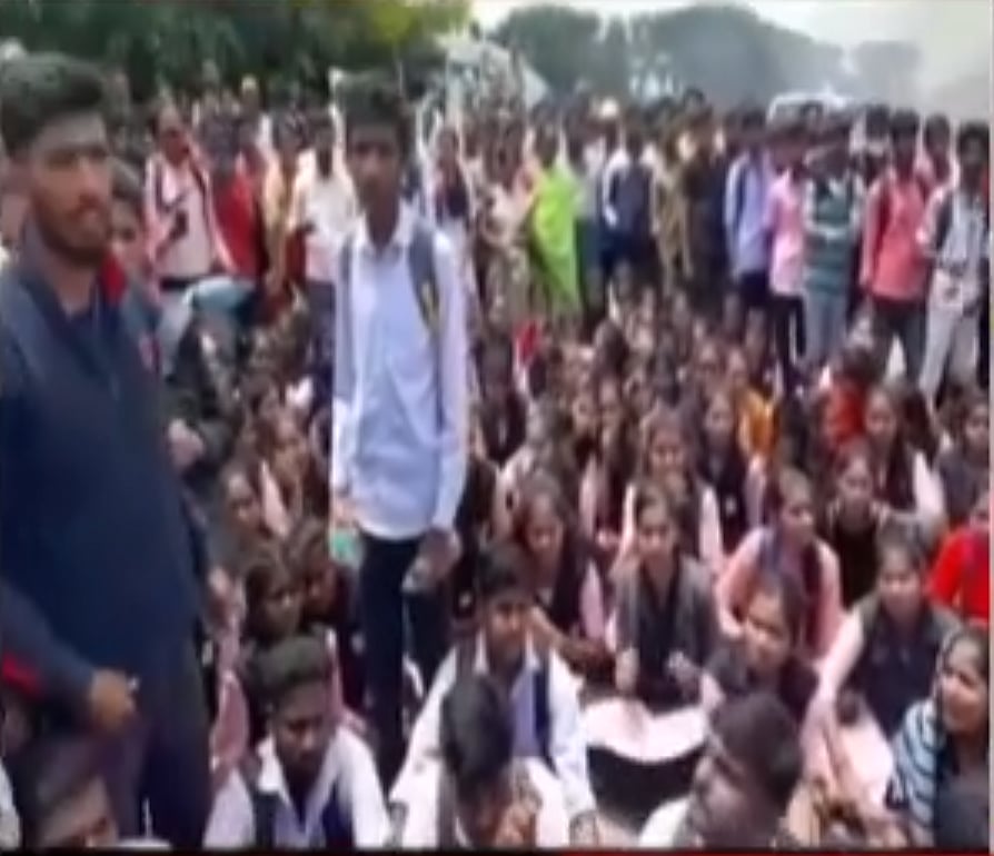 இரயில் மோதி மாணவி உயிரிழப்பு.. போராட்டத்தில் ஈடுபட்ட மாணவர்கள் - கர்நாடகாவில் பரபரப்பு !