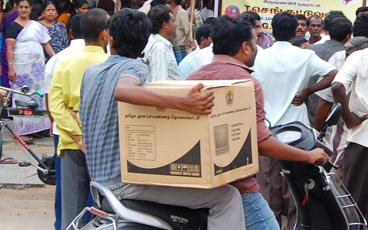 "இலவசத்தால் சமூக நலன் பெறுவது உனக்கு எறியுதுன்னா.. 
அப்படித்தான் கொடுப்போம்”-இணையத்தில் வைரலாகும் பதிவு! 