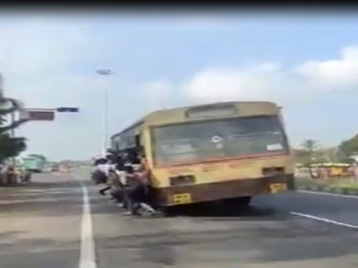 ”படியில் பயணம் செய்யமாட்டோம்” : மாணவர்களிடம் உறுதிமொழி வாங்கும் பணி தொடரும் - அமைச்சர் சிவசங்கர் !