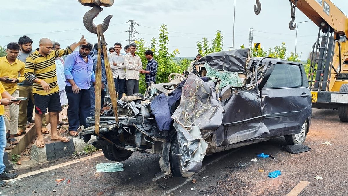 கண்டெய்னர் லாரி மீது மோதிய கார்..  ஒரே குடும்பத்தைச் சேர்ந்த 2 வயது குழந்தை உட்பட 5 பேர் பலி!