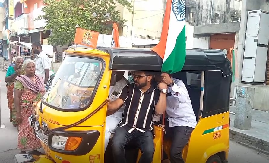 சுதந்திர தினத்தில் பொதுமக்களுக்கு ஆட்டோ ஓட்டுநர் கொடுத்த Surprise Gift.. அது என்ன தெரியுமா?