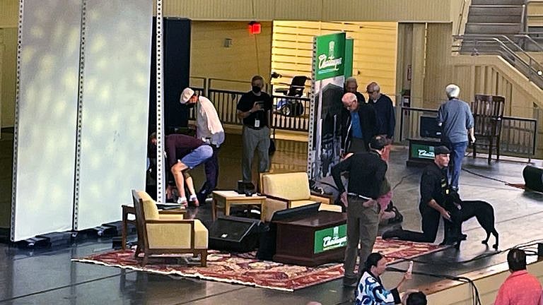 மேடையில் பேசிக்கொண்டிருக்கும்போது திடீரென தாக்கப்பட்ட எழுத்தாளர் சல்மான் ருஷ்டி : தீவிர சிகிச்சை !