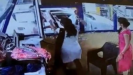 ’நான் உள்ளூர்வாசி கட்டணம் செலுத்த முடியாது’: சுங்கச்சாவடி பெண் ஊழியரின் கன்னத்தில் அறைந்த நபர்!