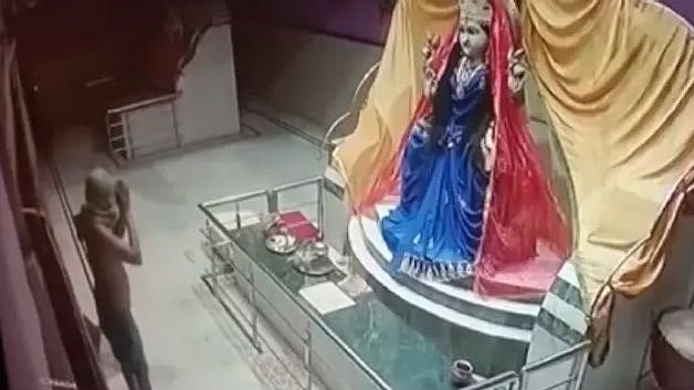 செய்யும் தொழிலே தெய்வம் : கோவிலில் சாமி கும்பிட்டுவிட்டு உண்டியலை பக்திமயமாக கொள்ளை அடித்த திருடன் !