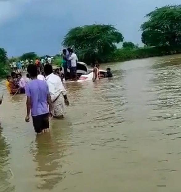 எச்சரிக்கையை மீறி சாகசம்.. வெள்ளத்தில் அடித்துச்செல்லப்பட்ட கார்.. 3 இளைஞர்கள் பலி ! நடந்தது என்ன? 