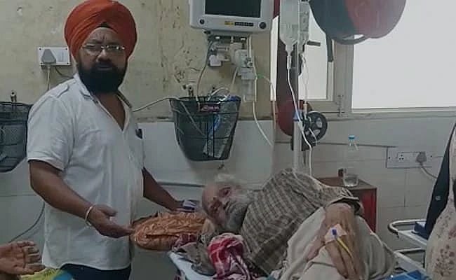 இறந்து போன வளர்ப்பு மகன் சடலத்துடன் வீட்டிலேயே தங்கி இருந்த 82 வயது முதியவர்.. உருக்கும் பாசப்போராட்டம் !