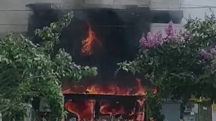 பற்றி எரிந்த தனியார் மருத்துவமனை.. 5 நோயாளிகள் உட்பட 8 பேர் பரிதாப பலி: ம.பி-யில் அதிர்ச்சி சம்பவம்!