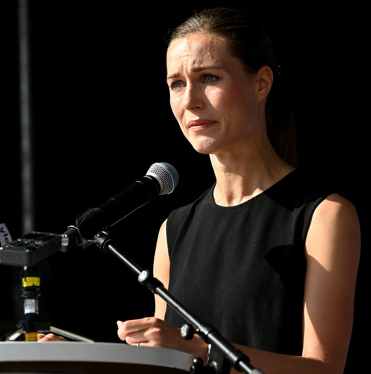 FINLAND பிரதமர் வீட்டில் ஆபாச புகைப்படம் எடுத்த தோழிகள்.. வெளியான புகைப்படத்தால் மீண்டும் சர்ச்சை !