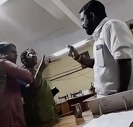 'கன்னத்தில் அறைந்து விடுவேன்'.. பா.ஜ.க கவுன்சிலரை வசைபாடிய அதே கட்சியை சேர்ந்த பெண் 
நகராட்சி தலைவர்!