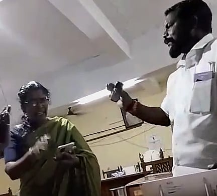 'கன்னத்தில் அறைந்து விடுவேன்'.. பா.ஜ.க கவுன்சிலரை வசைபாடிய அதே கட்சியை சேர்ந்த பெண் 
நகராட்சி தலைவர்!