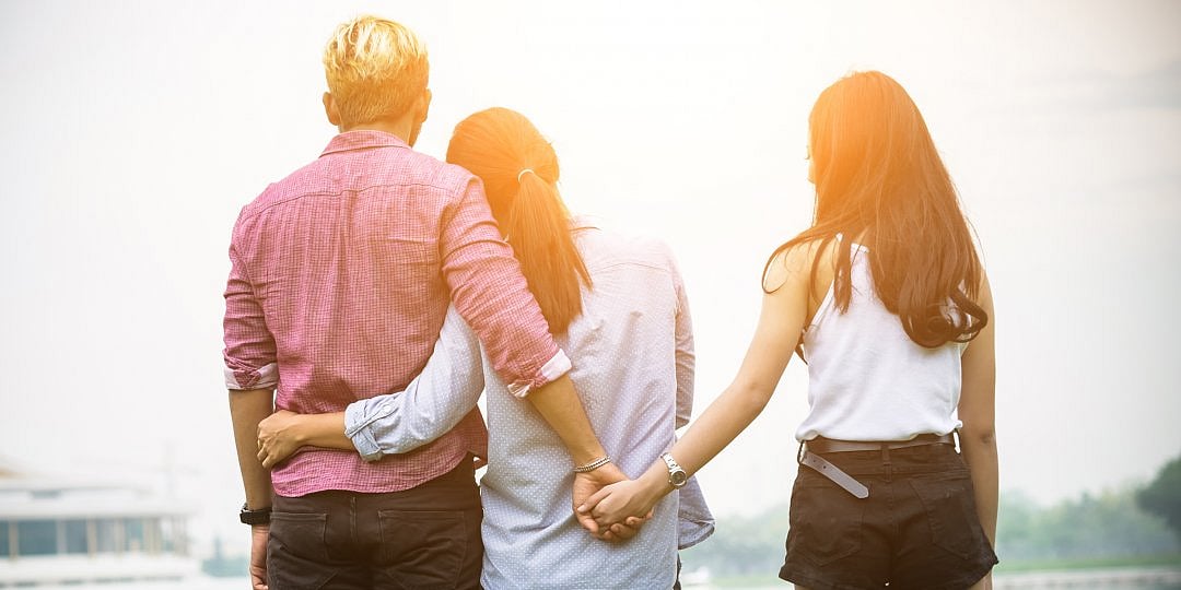 இருவரை ஒரே நேரத்தில் காதலிக்க முடியுமா..? அது எப்போது நிகழும்? அதன் ஆபத்துகளும் விளைவுகளும் என்ன ? 