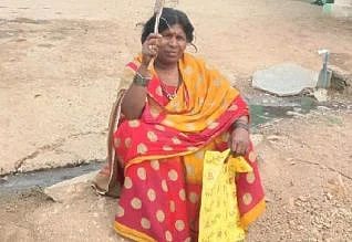 விடாமல் துரத்தும் காகங்கள்.. செத்ததை எடுத்துப்போட்டது குத்தமா.. கர்நாடக பெண்ணுக்கு நேர்ந்த கொடுமை ! 