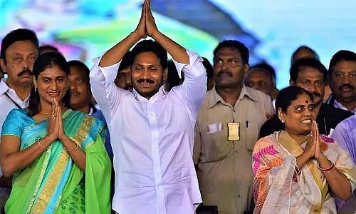 ஆந்திர முதல்வரின் தாய் சென்ற காரின் இரண்டு டயர்களும் வெடித்ததால் அதிர்ச்சி.. ஓட்டுநரால் நடந்த அதிசயம் ! 