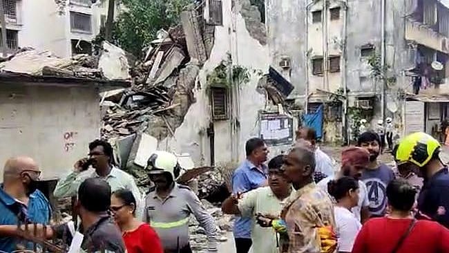 நொடிப் பொழுதில் இடிந்து விழுந்த 4 மாடிக் கட்டடம்.. பதைபதைக்கும் வைரல் வீடியோ!