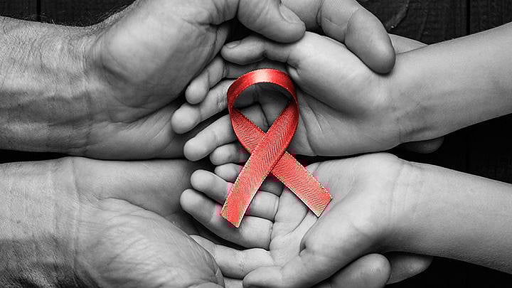 காதலனுக்கு வந்த AIDS .. காதலை நிரூபிக்க அவரின் ரத்தத்தை தனக்குள் செலுத்திக்கொண்டு சிறுமி ! 