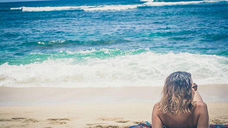 "வெயில்ல படுத்து தூங்குனா இப்படிலாம் நடக்குமா?.." PLASTIC போல் உரிந்த இளம்பெண்ணின் நெற்றி !