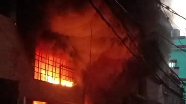 திருமண மண்டபத்தில் பற்றிய தீ.. குழந்தைகள் உட்பட 5 பேர் உடல் கருகி பரிதாப பலி.. இரவில் நேர்ந்த சோகம் !