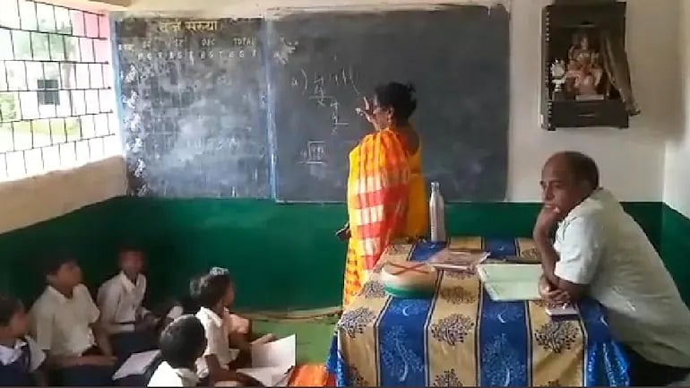 வகுத்தல் கணக்கு கேட்ட கலெக்டர்.. விழிபிதுங்கிய தலைமை ஆசிரியை.. பதவி போன பரிதாபம் : VIRAL VIDEO !