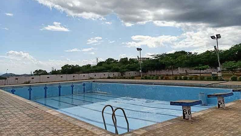 தோழியுடன் மகிழ்ச்சியாக விளையாடிய சிறுமிக்கு நேர்ந்த துயரம்.. தாய் கண்முன்னே நடந்த அதிர்ச்சி சம்பவம்!