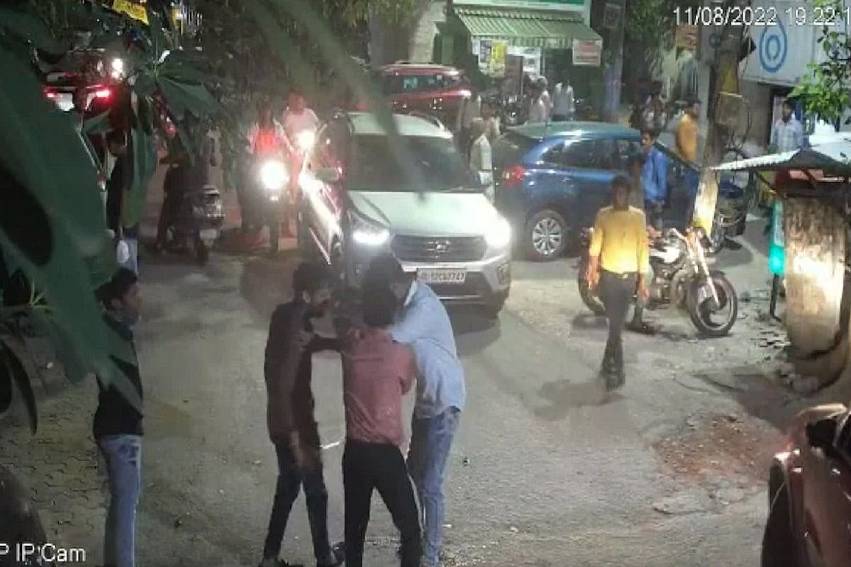 சாலையில் சிறுநீர் கழித்த இளைஞர்.. தட்டிக்கேட்ட இளம்பெண்.. கொலையில் முடிந்த சோகம் !