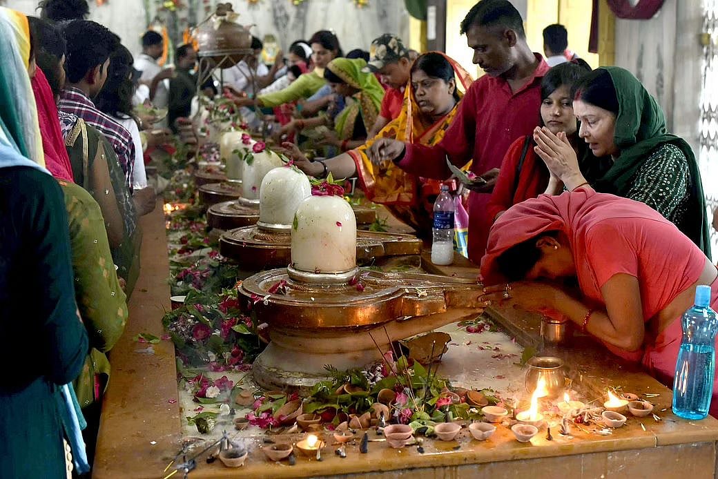 பக்தியின் உச்சக்கட்டம் : கோயில் கூட்ட நேரிசலில் சிக்கி 3 பேர் பரிதாப பலி.. அதிகாலையிலே அரங்கேறிய சோகம் !