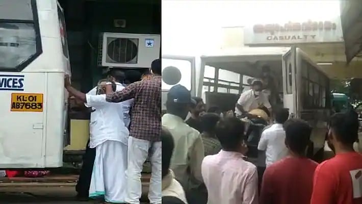 திறக்க முடியாத ஆம்புலன்ஸ்  கதவு..கோடாரியால் உடைத்து திறந்த பொதுமக்கள் ..உள்ளே இருந்தவருக்கு நடந்த சோகம்!