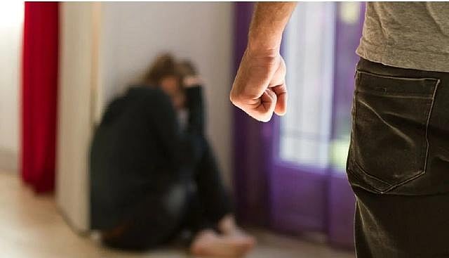 நீர்வீழ்ச்சியில் மனைவியை நிர்வாணமாக குளிக்க வற்புறுத்திய கணவன்.. போலி சாமியார் பேச்சால் நடந்த கொடூரம்!