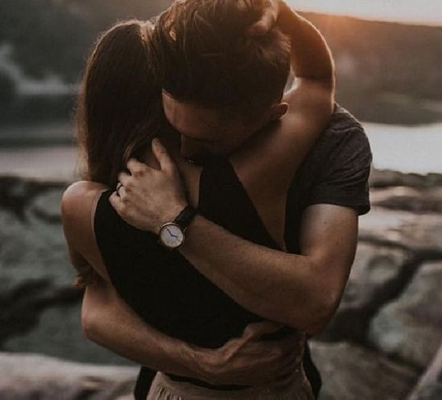 கட்டிப்பிடி வைத்தியத்தில் உடைந்த எலும்புகள்.. உடன் வேலை செய்யும் ஊழியர் மீது பெண் பகிரங்க புகார் !