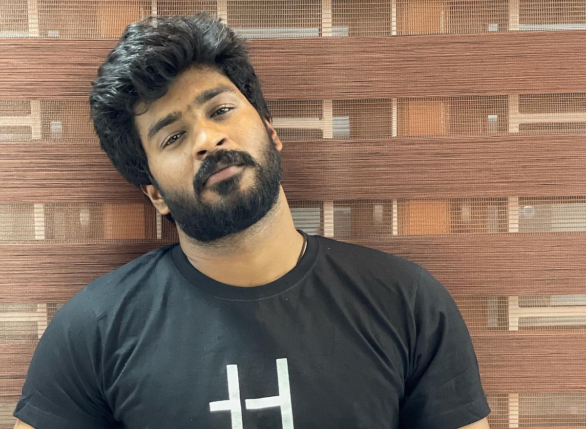 ஷூட்டிங் ஸ்பாட்டில் உதவி இயக்குனரை அடித்த பிரபல தமிழ் சீரியல் நடிகர் - போலிஸில் வழக்குபதிவு : நடந்தது?