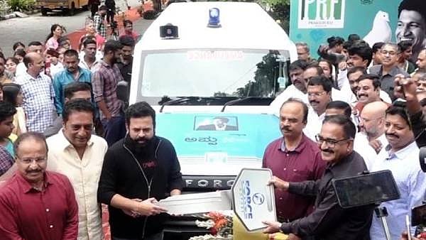 'அப்பு எக்ஸ்பிரஸ்' : புனித் ராஜ்குமார் நினைவாக ஆம்புலன்ஸை நன்கொடையாக அளித்த நடிகர் பிரகாஷ்ராஜ்..
