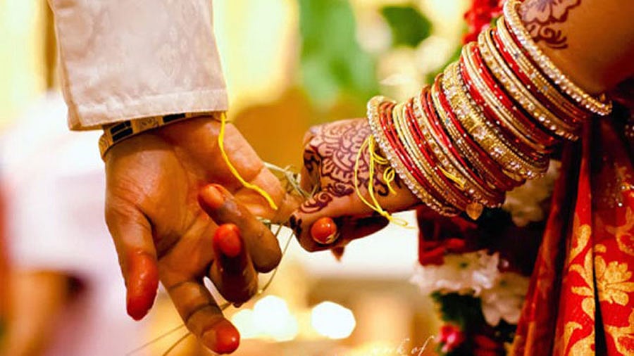 திருமணத்துக்கு வராத நண்பர்கள்.. விரக்தியில் அவசர முடிவெடுத்த பெண்.. நடந்தது என்ன ? 