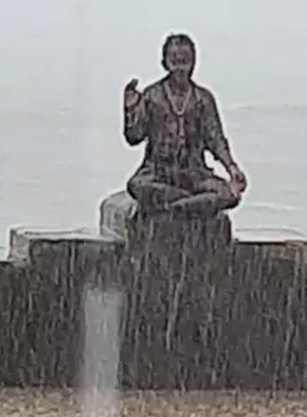 கொட்டும் மழையிலும் ஆழ்ந்த தியானத்தில் மூழ்கிய சிறுவன்.. வழுக்கும் பாறை மேல் ஒற்றை காலில் நின்று சாகசம் ! 