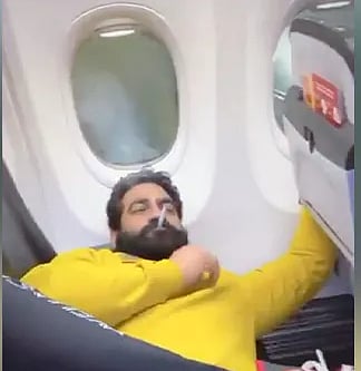 நடுரோட்டில் அமர்ந்து மது குடித்த Instagram பிரபலம் : காப்பு மாட்டிய காவல்துறை!