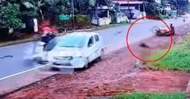 சாலையில் நடந்து சென்ற 2 பேரை இடித்துத் தூக்கி வீசிய கார்.. பதைபதைக்க வைக்கும் CCTV காட்சி!