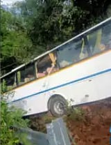 பள்ளத்தில் கவிழ்ந்த பேருந்து.. மைனா பட பாணியில் சேலையால் மீட்கப்பட்ட பயணிகள்.. திக்திக்  சம்பவம்!  