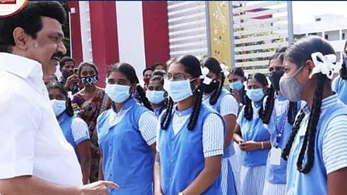 மாணவர்களுக்குக் கல்விக் கட்டணத்திலிருந்து விலக்கு.. பள்ளிக்கல்வித்துறையின் உத்தரவு யாருக்குப் பொருந்தும்!