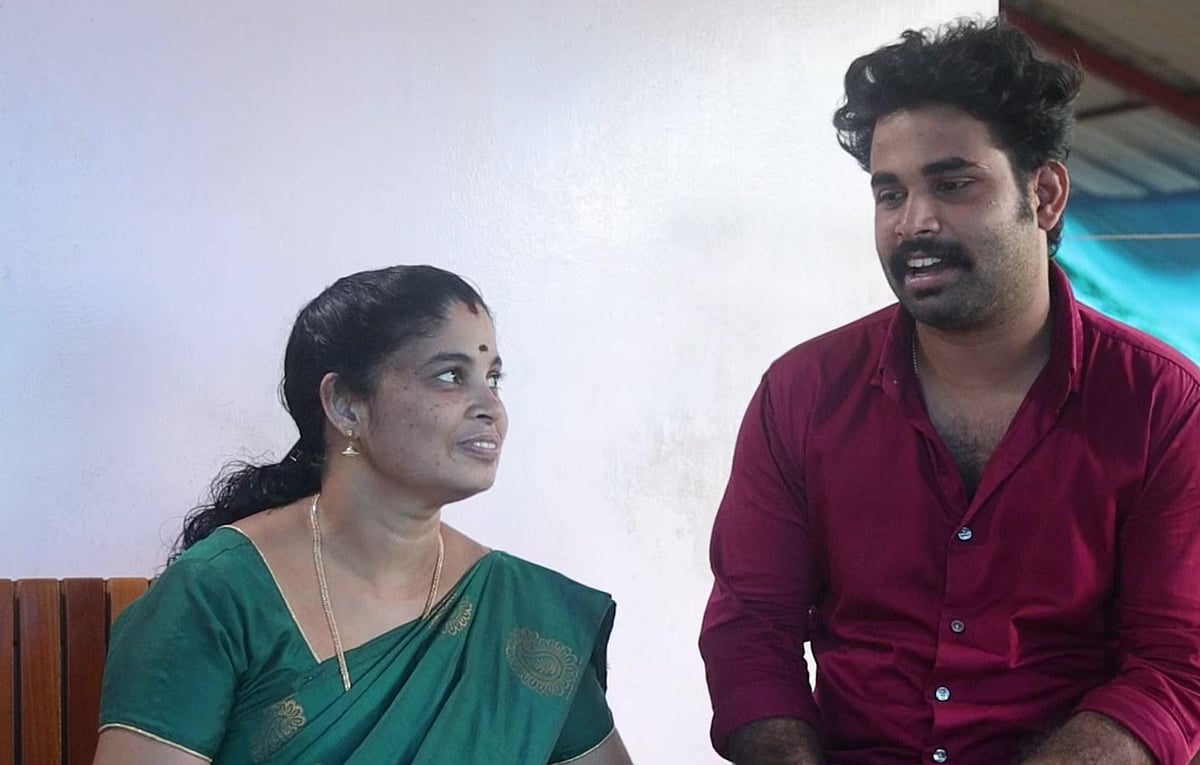 அரசுப் பணியாளர் தேர்வில் வெற்றி பெற்ற தாய்- மகன் : கேரளாவில் நடந்த சுவாரஸ்யம் !